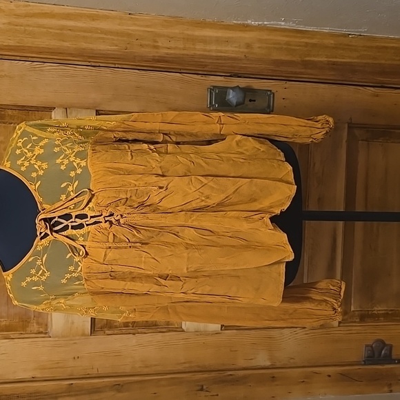 Forever 21 Tops - Forever 21 Tangarine Long Sleeve cropped lace top M